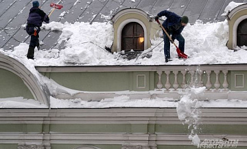 Коммунальщики Петербурга не чистят снег на крышах домов — депутат Дмитриева
