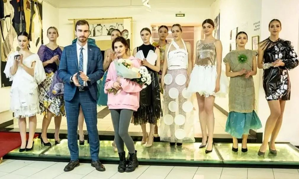 Петербуржцы создали коллекцию одежды из скопившегося на улицах мусора
