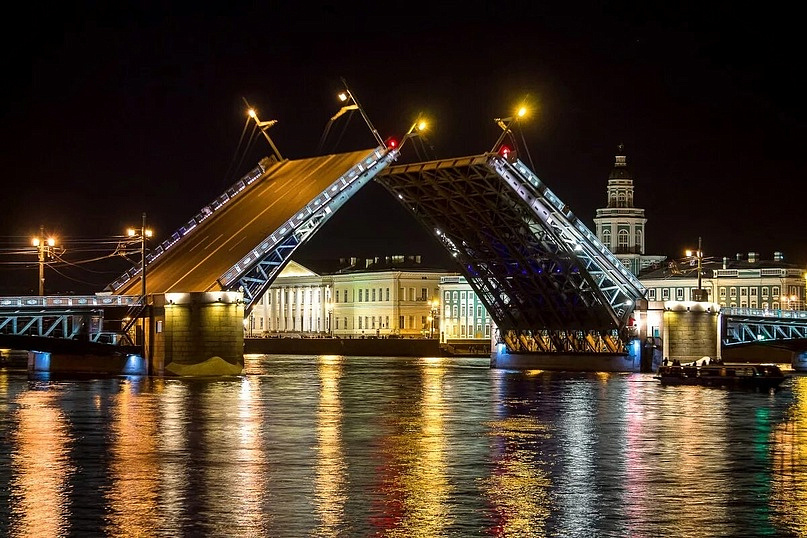Санкт-Петербург: шоу «Поющие мосты» продолжается
