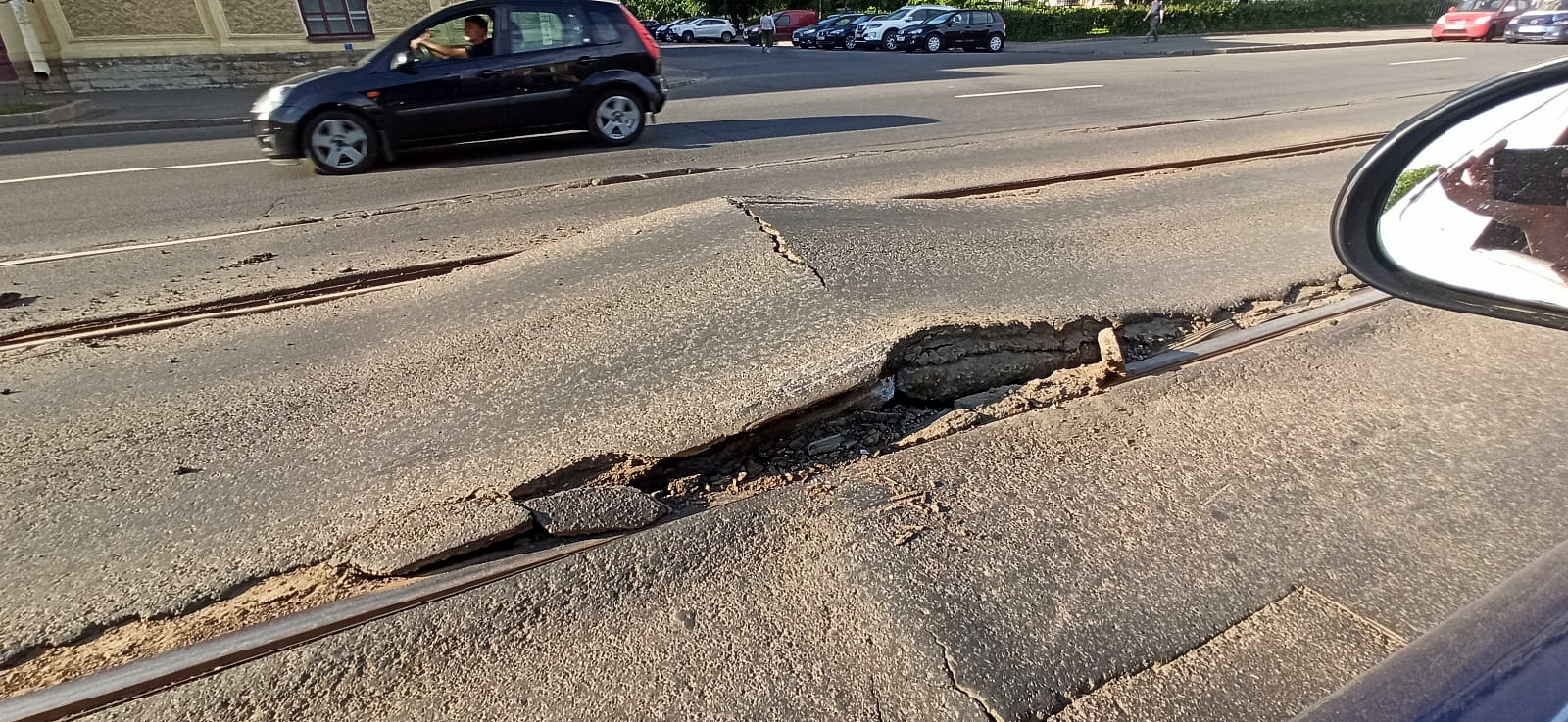 В центре Петербурга вздыбился асфальт В центре Петербурга вздыбился асфальт