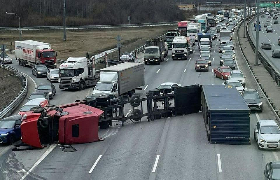 На КАД Петербурга опрокинулась фура На КАД Петербурга опрокинулась фура
