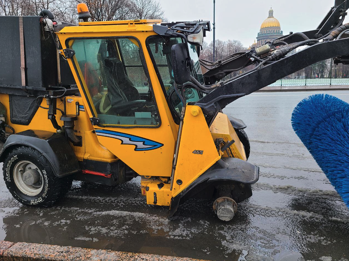 Петербуржцы заметили «уставшую» снегоуборочную технику и спецмашины без колес на улицах города