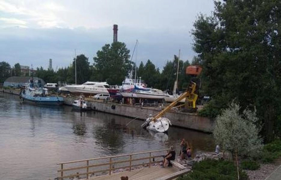 Упавший кран потопил яхту в Кронштадте Упавший кран потопил яхту в Кронштадте