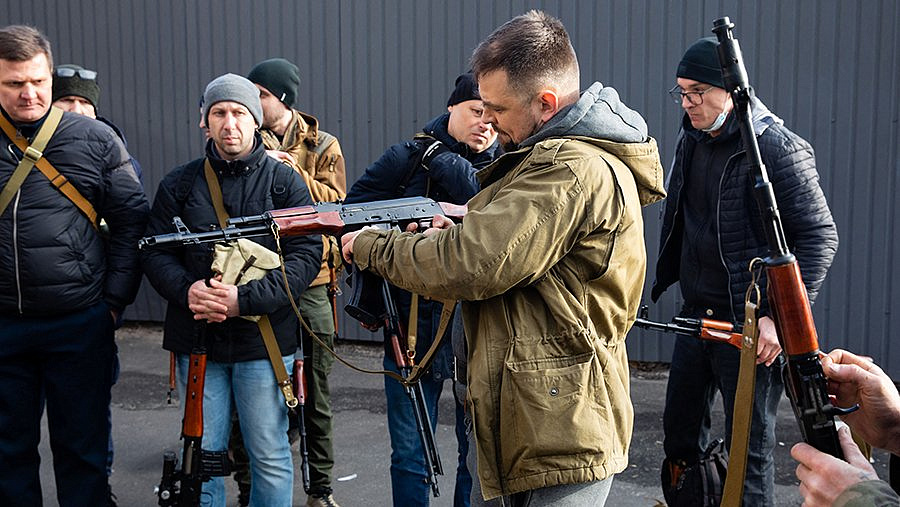 «Глупая и преступная позиция»: политолог Скориков осудил раздачу оружия населению Киева